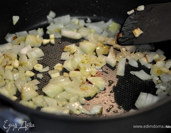 Обжарить лук на растительном масле 5 мин. Затем добавим чеснок и обжариваем 1 минуту.