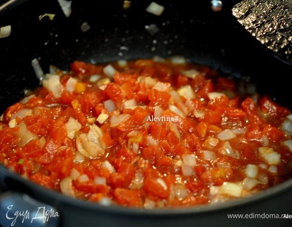 Затем коричневый сахар,чипотли,томаты из баночки.Тушим несколько минут.