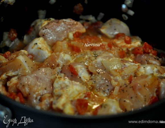 Добавим куриные кусочки, перемешаем и готовим до готовности, если нужно добавим куриный бульон или воды(мне не пригодилось).