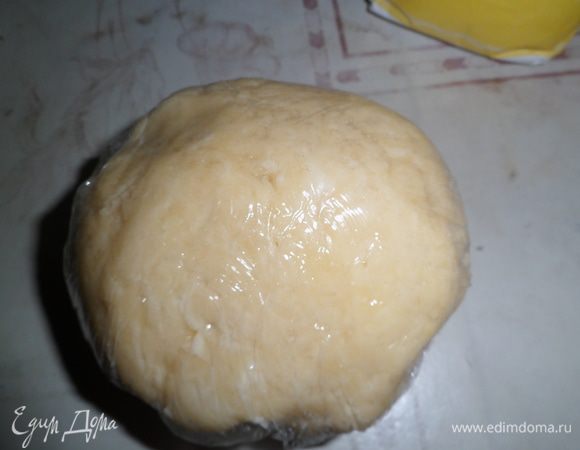 Приготовить тесто. Для этого смешать муку с солью, добавить охлажденное сливочное масло. Перетереть руками в крошку. Затем добавить яйцо и воду, замешать тесто. Обернуть пленкой и поставить на полчаса в холодильник.