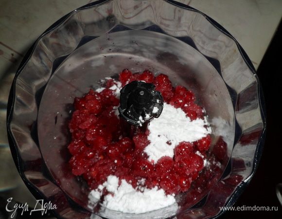 Смородину с половиной сахара превратить в пюре блендером, добавить 1 ст. л. крахмала.