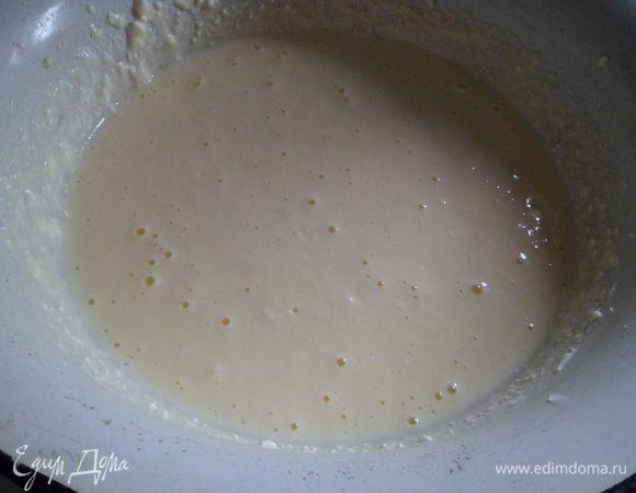 Взбить творог, сливочный сыр, яйца, сахар, ванильный сахар и 1 ст. л. крахмала.