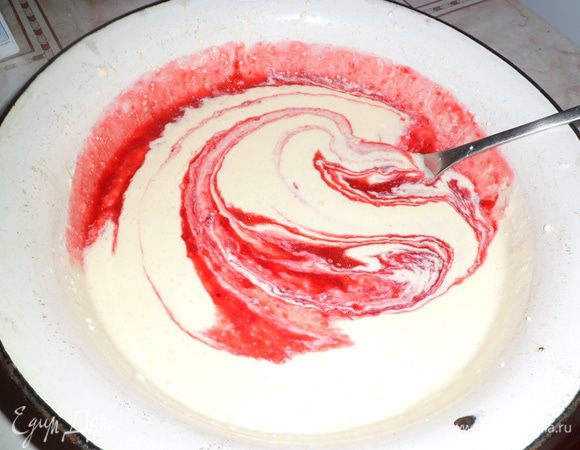 Смешать смородиновое пюре с творожно  массой, хорошо перемешать.
