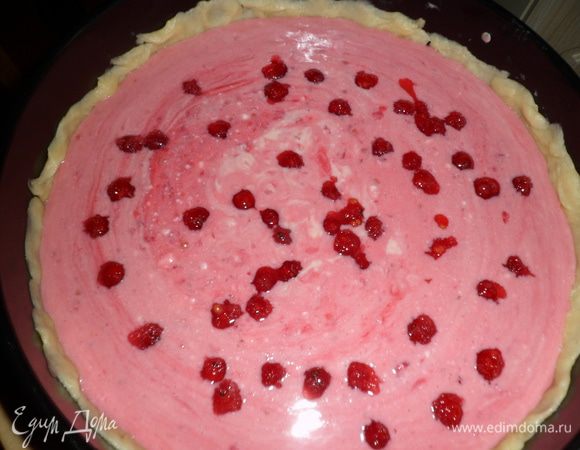 Тесто достать из холодильника, раскатать его, аккуратно выложить в смазанную слив. маслом форму для выпечки (22 -24 см), прижать бока, наколоть вилкой, вылить на тесто начинку. 
Выпекать в хорошо разогретой духовке, при тем-ре 180 градусов 40-50 мин. 