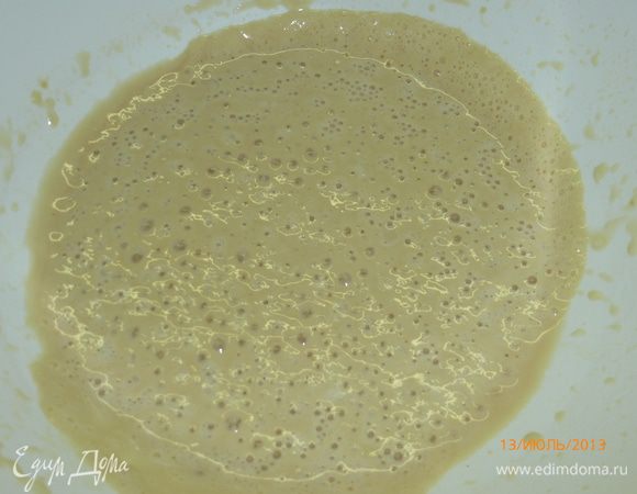 Через час опара выглядит так.