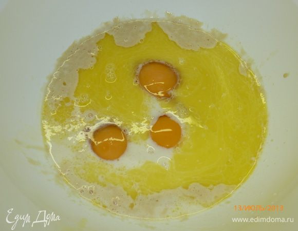  Через час вливаем теплое молоко, растопленное сливочное масло, яйца, сахар и соль. Перемешиваем. 