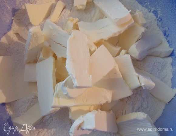 В муку порубить маргарин из холодильника.