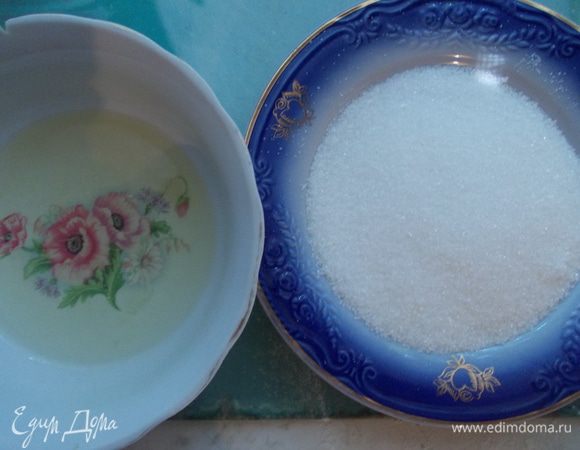 Подготовим в отдельной посуде белок и сахар.