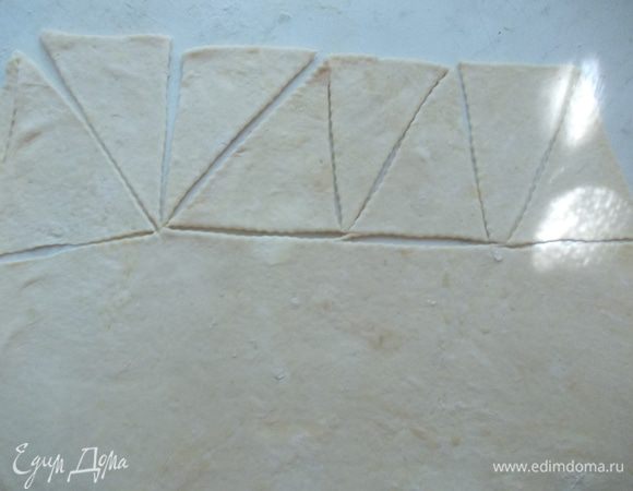 Достаем часть теста и раскатываем треугольнички,около 2-3 мм. Я пользуюсь ножом для пиццы, но есть специальный кондитерский,рельефный нож.