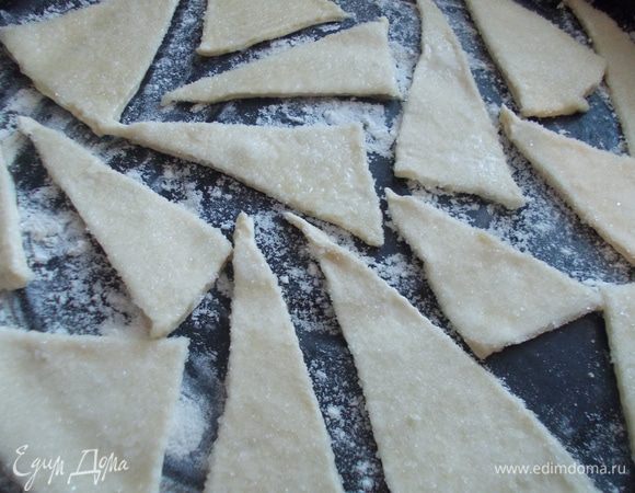 Тем временем, разогреваем духовку  180С. вместе с противнем. Затем горячий противень посыпаем мукой. Печенье с одной стороны обмакиваем в белок,затем в сахар.Выкладываем сахаром вверх на горячий противень и ставим в духовку.Выпекаем до золотистой корочки.