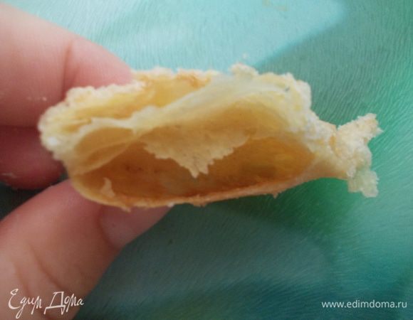 Вот такое печенье получается в разломе, когда печется карамелизируется сверху и раздувается внутри. Получается вкусное,хрустящее и воздушное печенье!!!