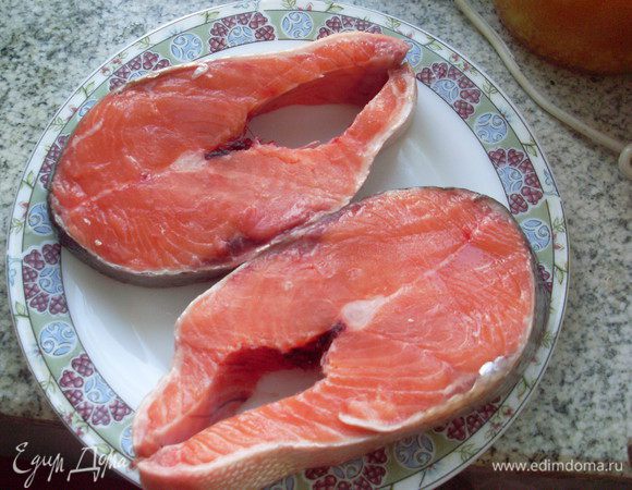 Порезать рыбу крупными кусками поперек тушки (голову можно тоже пожарить или сварить уху). Посолить ее и пожарить на горячей сковородке.