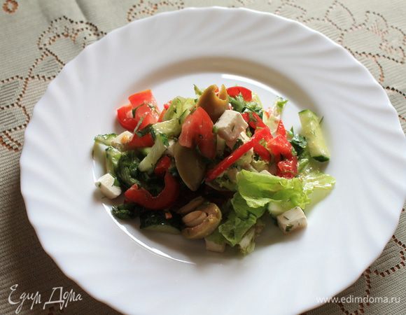 Помидор, огурец, перец порезать соломкой,
оливки разрезать пополам,
сыр порезать кубиками,
зелень салата порвать руками на кусочки,
мелко порезать петрушку и укроп.
Посолить, поперчить.
Заправить бальзамическим уксусом и оливковым маслом.
Приятного аппетита!