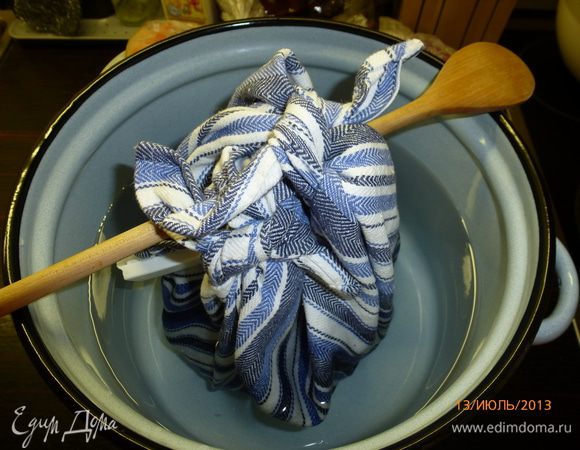 Завязываем противоположные углы полотенца так, чтобы было место для подъема теста. В большую кастрюлю наливаем холодную воду. Сверху на кастрюлю кладем палку, я использовала деревянную лопатку, и вешаем на нее узелок с тестом. Тесто должно быть полностью погружено в воду, но не лежать на дне кастрюли. по рецепту тесто остается в воде на 4-5 часов пока не всплывет. У меня оно всплыло очень быстро, минут через 20... В результате я держала тесто в воде часа 2, пытаясь понять что ему там делать 4-5 часов... Ничего особенного не произошло. Итог, 4 часа не вижу смысла держать тесто в воде. Как только всплыло, так и готово. И никакого полотенца! Тоже смысла в нем не увидела, в следующий раз без него буду делать.