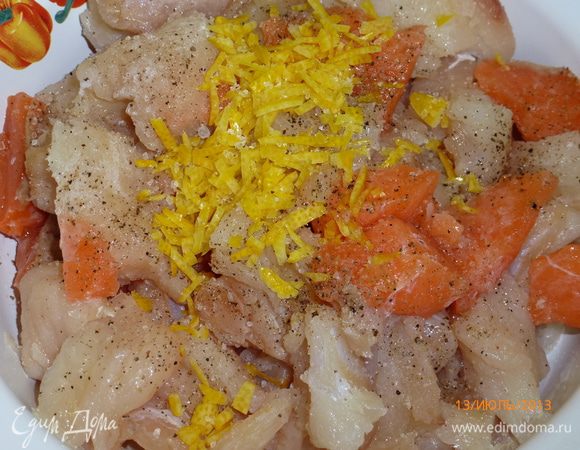 Готовим начинку. Филе рыбы режем на кусочки, сбрызгиваем оливковым маслом, солим, перчим, добавляем цедру. Перемешиваем и оставляем на 20 минут.