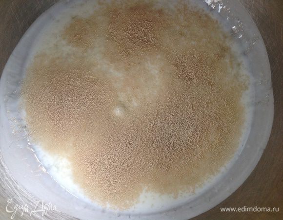 В йогурт комнатной температуры добавить сахар, соль и дрожжи. Хорошо перемешать.