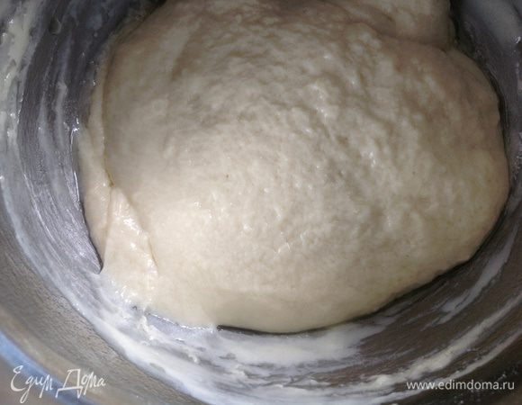 И хорошо его вмешать в тесто.