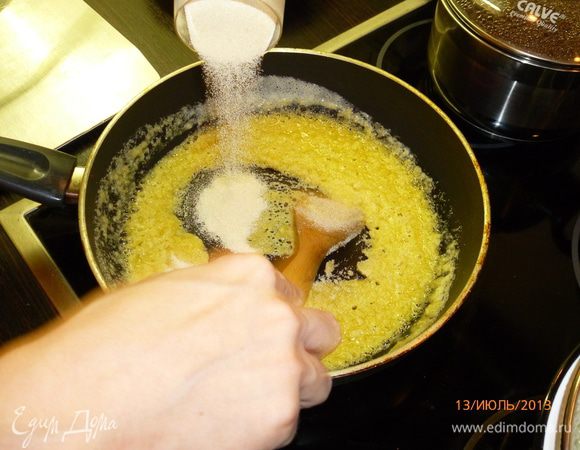 Продолжаем готовить начинку. В сотейнике доводим до кипения 100 г сливочного масла. При постоянном помешивании добавляем манку. Хорошо размешиваем, снимаем с огня, даем остыть.