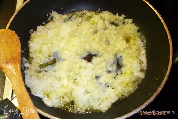 На сковороде обжариваем с оставшимся маслом (100 г) измельченный лук.