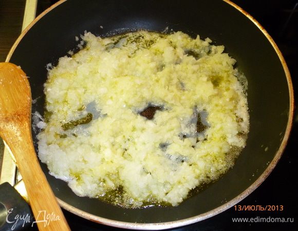 На сковороде обжариваем с оставшимся маслом (100 г) измельченный лук.