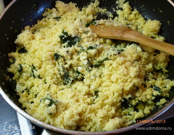 Добавляем мелко нарезанные вареные яйца, зелень, манку, солим, перчим и перемешиваем. Если начинка получилась суховатой, можно добавить немного оливкового масла. 