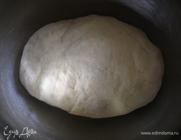 Постепенно добавляя муку, замесить мягкое и эластичное тесто. Затем немного смазать миску растительным маслом, положить готовое тесто и оставить подходить в теплом месте 1,5–2 часа.