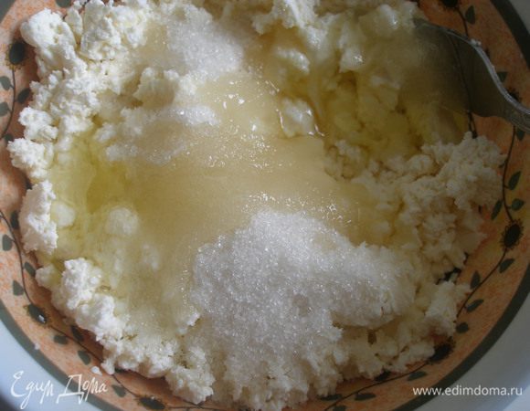 Творог смешать с белком, сахаром и ванильным сахаром.