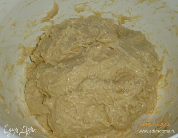 Тесто достаем из полотенца, промокаем сухим полотенцем, добавляем оставшиеся 200 г муки, обминаем и оставляем отдохнуть на 30 минут.