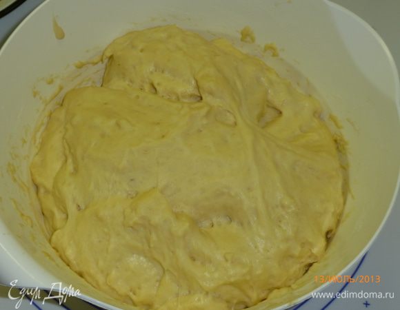 Через полчаса тесто еще раз поднялось. Разделим его на 2 части.