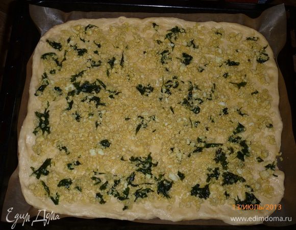 На тесто выкладываем половину яичной смеси, ...