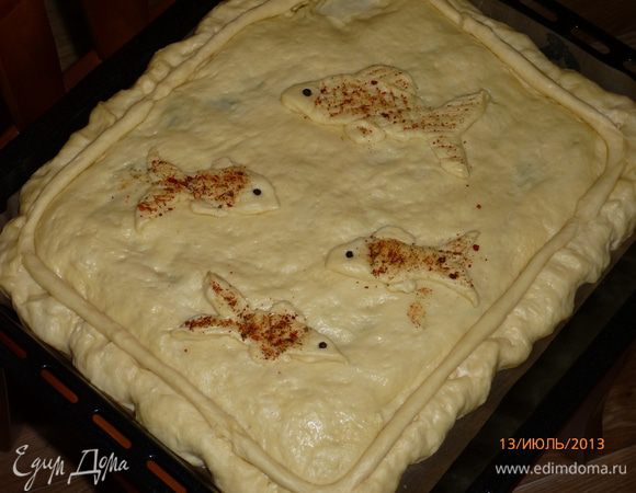 Накрываем пирог вторым пластом теста. Украшаем пирог остатками теста. Рыбок присыпала ароматной приправой для цвета, глазки - горошины черного перца.