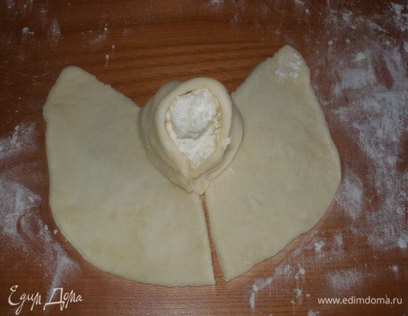 В центр лепешки положить начинку и по порядку обхватить ее кусочками теста. Начиная с самого маленького, хорошо защипывая края, чтобы ватрушка не разорвалась!