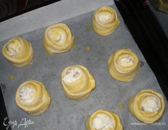 Готовые розочки отправить на противень, застеленный пергаментной бумагой, слегка смазанной растительным маслом. Смазать желтком и дать им постоять минут 20.