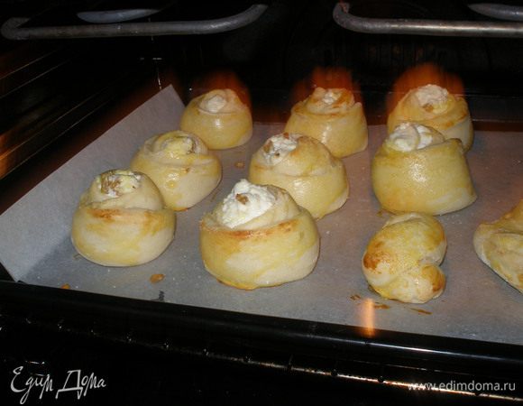 Выпекать ватрушки в предварительно разогретой духовке до 180°C 25–30 минут до зарумянивания.