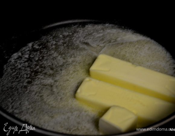 Приготовим бисквит.
На противопригарной сковороде растопим сливочное масло на медленно -среднем огне.  Помешиваем деревянной ложкой примерно 15 мин. или как начнет приобретать коричневый цвет. Снимем с огня и перельем в емкость, дадим остыть, закроем крышкой и поставим в морозильник примерно на 20 мин.