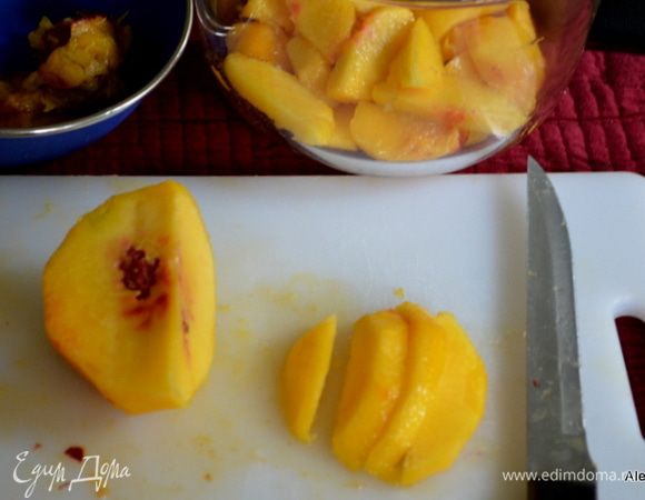 Разогреть духовку до 160 гр. Очистить персики и порезать дольками.