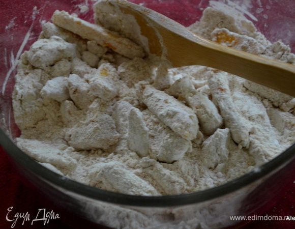 Смешать муку с разрыхлителем и солью, затем персики. 