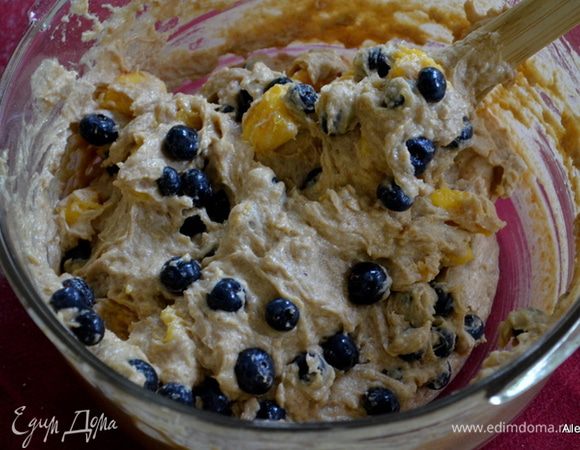 Достанем масло из морозильника, взбить масло  с сахаром белым и коричневым на средней скорости примерно 1 мин. Добавить яйца по одному за раз, после каждого взбивать. Затем ванилин. Снизить скорость и смешать с мукой и персиками (оставить немного для украшения) осторожно. Добавить голубику и перемешать ложкой.