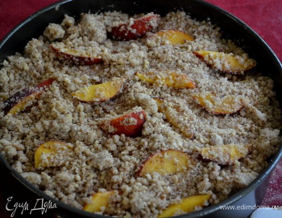 Смажем съемную форму в 25 см.маслом или выстелем бумагу для выпечки.
Выльем тесто в форму, разровняем. Сверху выложим готовый штрейзель и персики. Поставим в духовку на 1 час 45 мин. Проверяем зубочисткой центр.