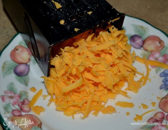 Натереть на терке сыр.