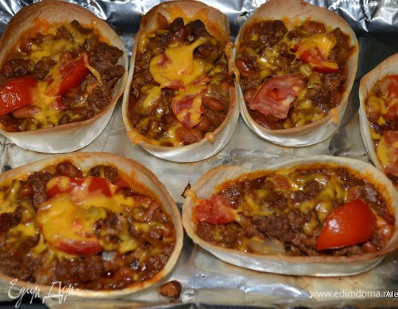 Затем сыр и помидоры. Поставить в духовку на 10 мин.