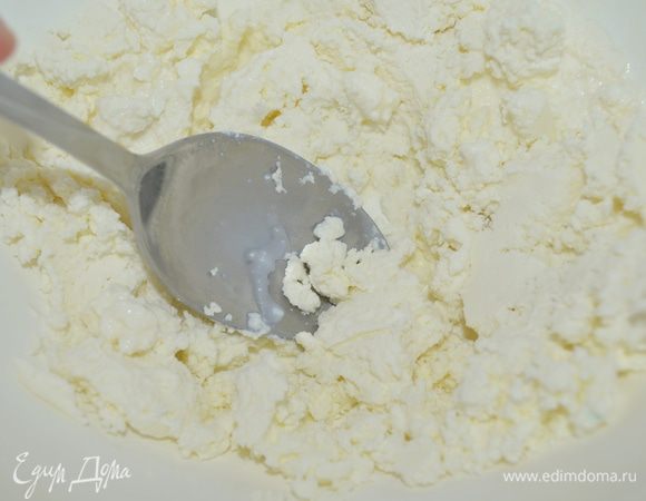 В творог добавить сливки и растереть их вместе