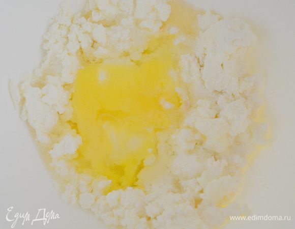 добавить яйцо, растительное масло и еще раз растереть 