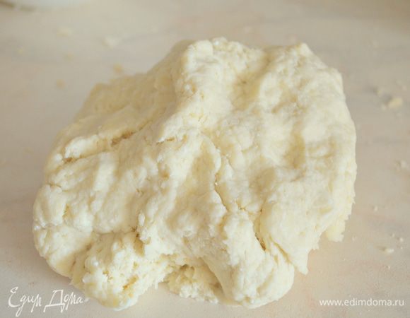 просеять муку с разрыхлителем и солью и замесить мягкое и пластичное тесто, оставить его отдыхать. 