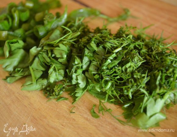 Приготовить начинку:зелень мелко нарубить