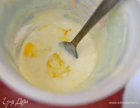 вилочкой взбить сметану с яйцом