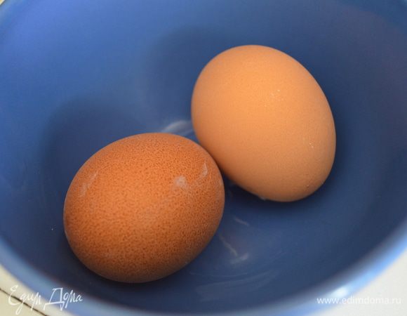 отварные яйца нарезать на кружочки (нужно ровно 8 кружков) 