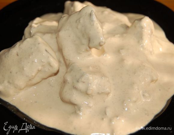 В глубокую сковородку кладём кусочки печени (произвольно нарезанные), сметану, немного водички и соль.
Тушим 30 минут.