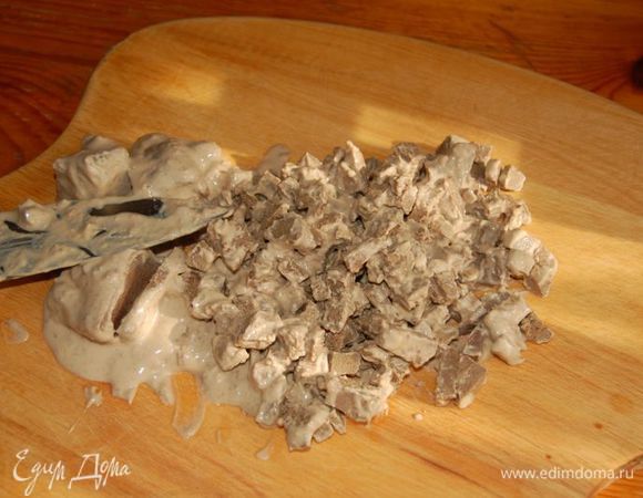 Дать остыть, а затем готовую печень нарезать дополнительно мелкими кубиками.