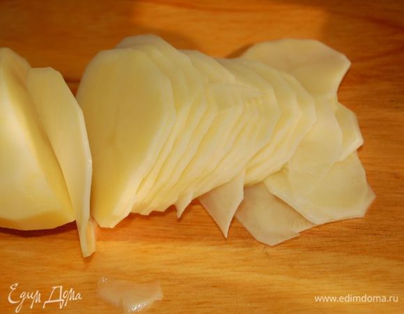 Чистим картофель и нарезаем его максимально возможно тонкими кружочкам. Они должны быть полупрозрачными! Это важно! Чем тоньше нарезка, тем легче из них будет формировать цветы, тем быстрее и лучше они пропекутся, тем проще их будет вынимать из формочки, и тем лучше цветы будут держать форму! Посолить картофель.